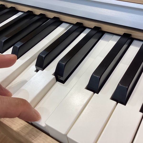 ピアノらしさ①鍵盤はプラスチック製ですが手触りのよい象牙調仕上げ。私見ですが弾き心地は前回のCN29よりも重めで、しっかり感があります。