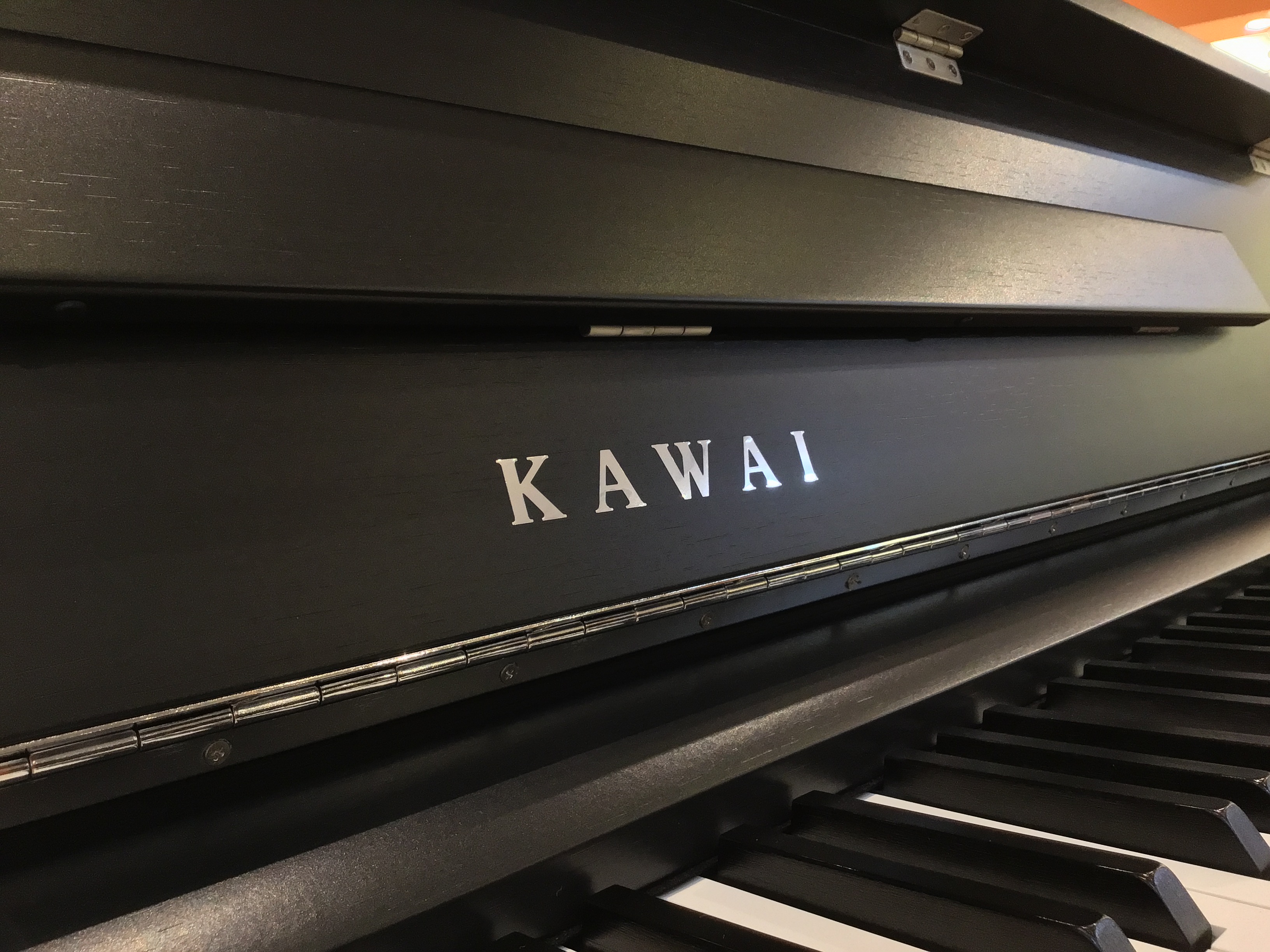 グランドピアノに迫る弾き心地として人気のKAWAI電子ピアノの上位機種です。カワイと島村楽器のコラボ電子ピアノ『SCA901』も展示中。グランド・フィール・アクションIII木製鍵盤を使用するだけでなく、2種類の録音方法で楽しめるSK-EXフルコンサートピアノ音や電子ピアノの枠を超えた「グランド・フィ […]