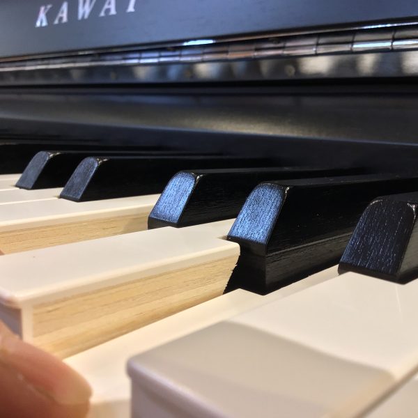 こだわり①河合楽器の木製鍵盤は黒鍵盤も全てが木製。40年にわたる電子ピアノ用木製鍵盤の研究から生まれた独自の加工技術により、反りやねじれの少ない信頼性の高い鍵盤です。