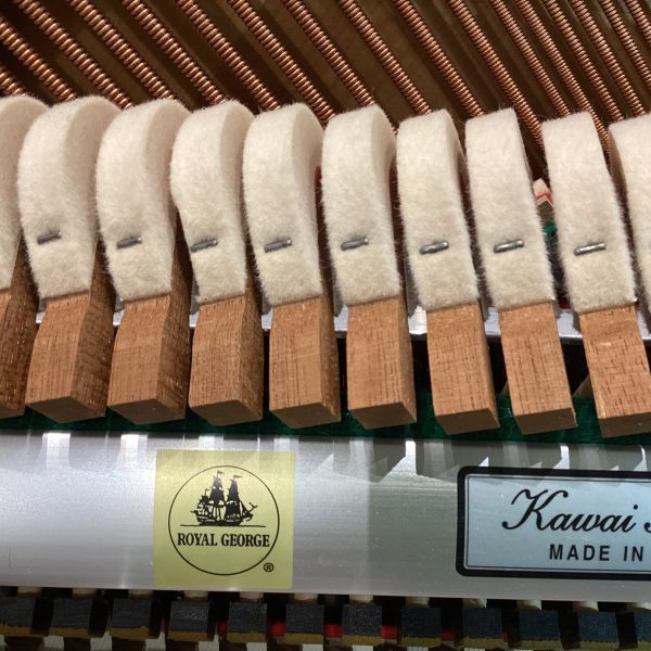 音にこだわるカワイだからこそ、伝統ある高級フェルトを使用。英国起源ロイヤルジョージは、厳選した天然羊毛を使用。優れた弾力性により豊かな表現を奏でます。<br />
<br />
