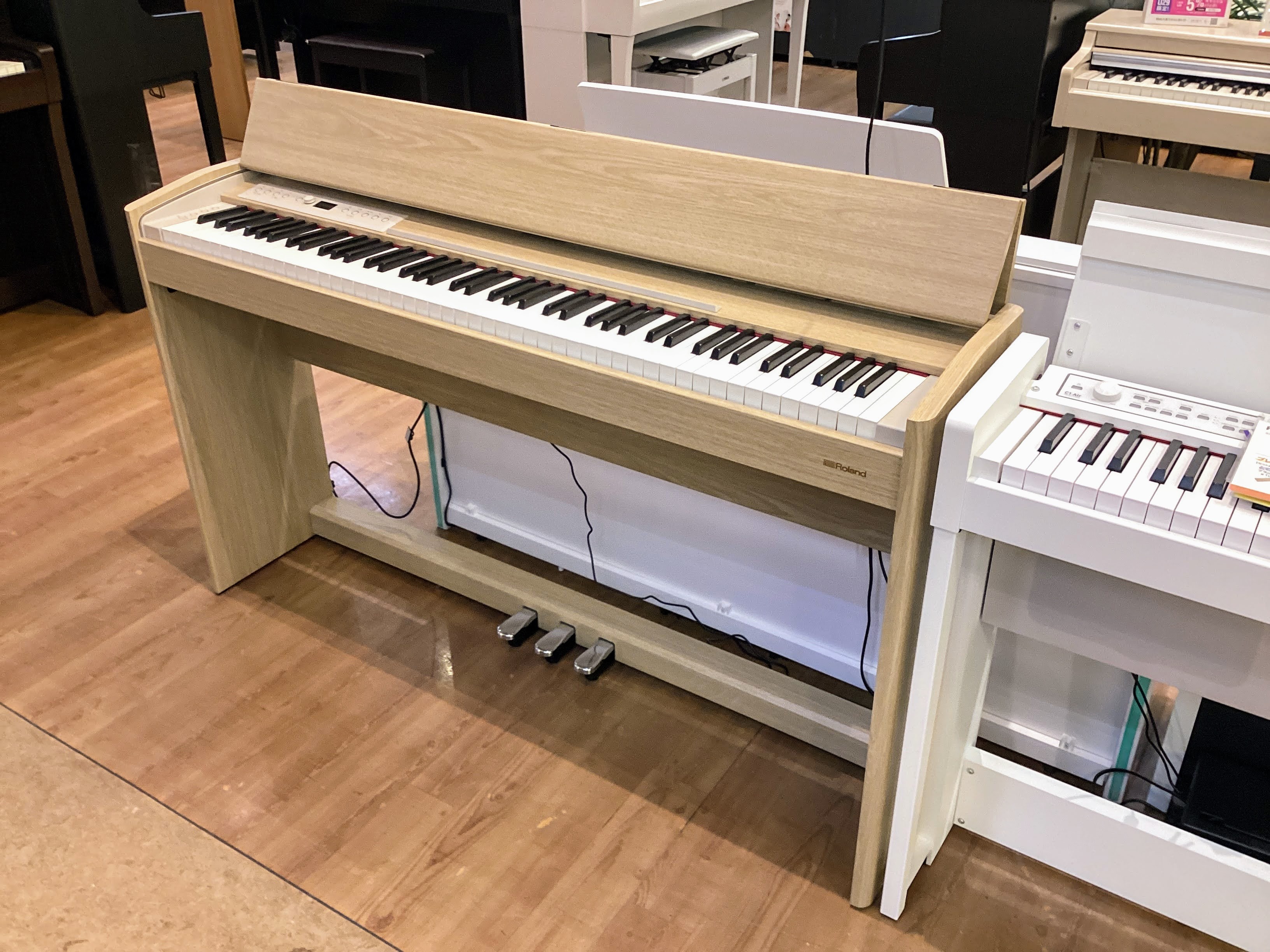 Roland　電子ピアノF701