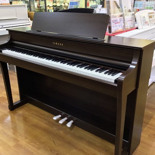 ■ヤマハ　SCLP8450<br />
・ダークアルダー調<br />
・￥264,000<br />
・2024.9発売モデル　