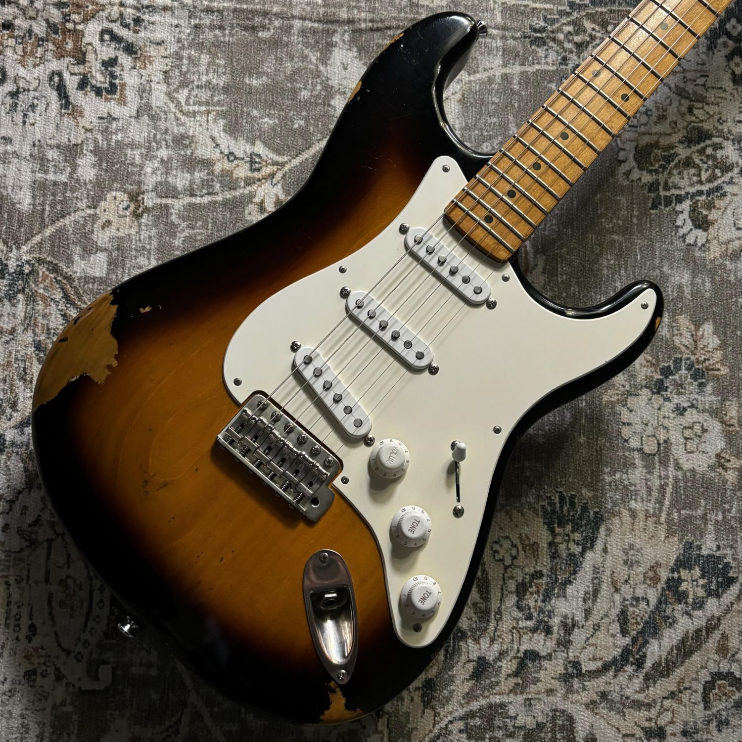 ストラトキャスター・モデル/スタンダード・シリーズStradovari S54 2-Tone Sunburst Heavy Relic