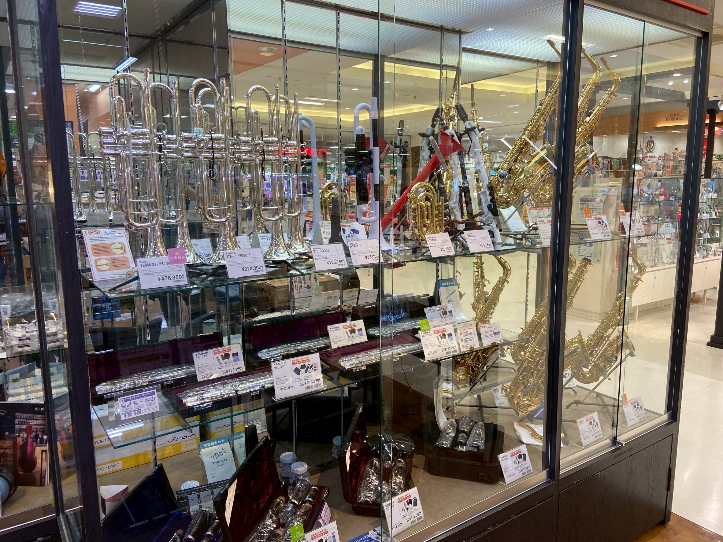 イオンモール佐久平店では、様々なメーカーの管楽器を取り扱っております。取扱いをしている在庫状況につきましては下記ページよりご覧いただけます。気になる楽器の試奏やご不明な点等ございましたらお気軽にお問い合わせください。 CONTENTS当店のラインナップ当店に在庫がない商品も、お取り寄せも可能な場合が […]
