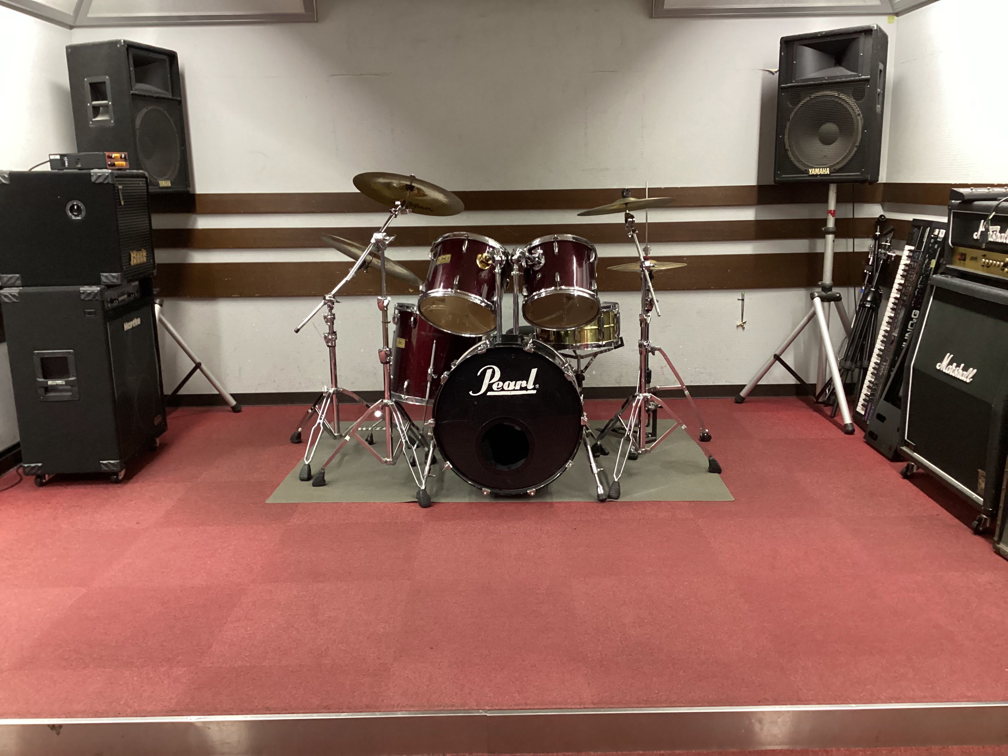 こんにちは！イベント担当の原田です！当店では『スタジオバンドクリニック』を実施しております！「軽音楽部でバンドを組んだけど何を練習すばいいかわからない」「ギターの音作りのやり方がわからない」「バンドのサウンドをレベルアップさせたい」「スタジオのアンプや自分のエフェクタの操作方法がわからない」という方 [&hellip;]