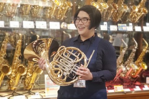 スタッフ写真 管楽器担当 鈴木
