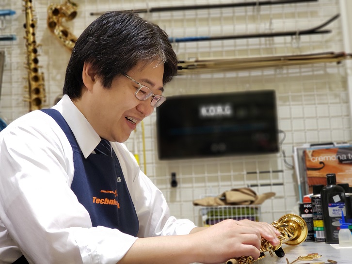 札幌クラシック店では、管楽器全般の修理を行っています。ピッコロからオーボエ・ファゴット、]]チューバまで全ての管楽器を受け付けております。]]店内のリペアルームにて、お客様一人一人のご要望に合わせて調整を行っています。]]まずは点検やお見積もりだけでもお気軽にお申し付け下さい。]]マスクの着用や手指 […]