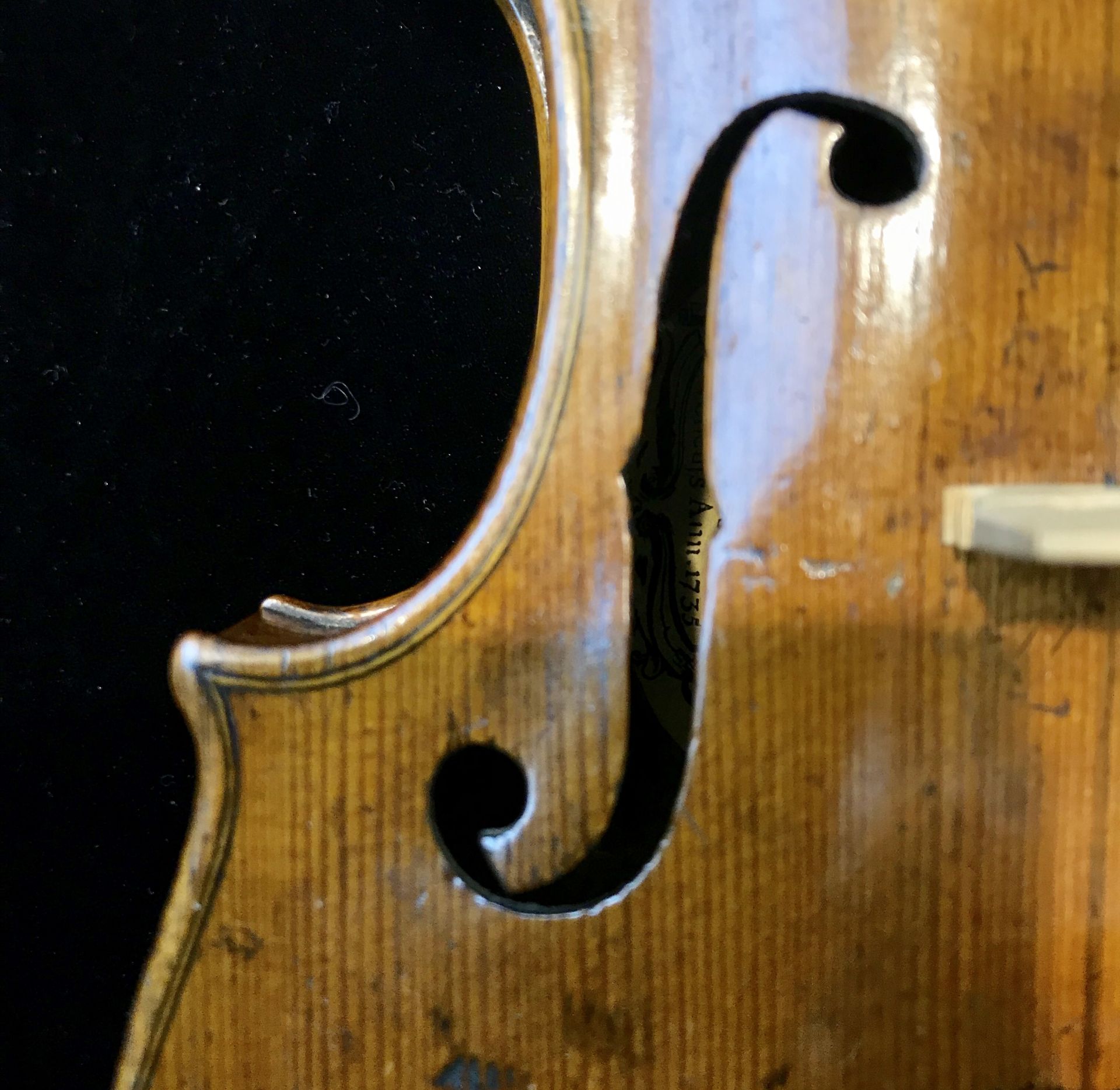 *7/8サイズのモダンバイオリンのご紹介 胴長、弦長がそれぞれ通常4/4フルサイズと比べて5mmほど短いバイオリンです。]]手のサイズが小さめの方や女性の方に喜ばれます。]]1800年代ごろのチェコ製で、モダン特有の甘い音色と弾きやすさがおすすめの1本です。 ***モダンチェコ　7/8 |*メーカー […]