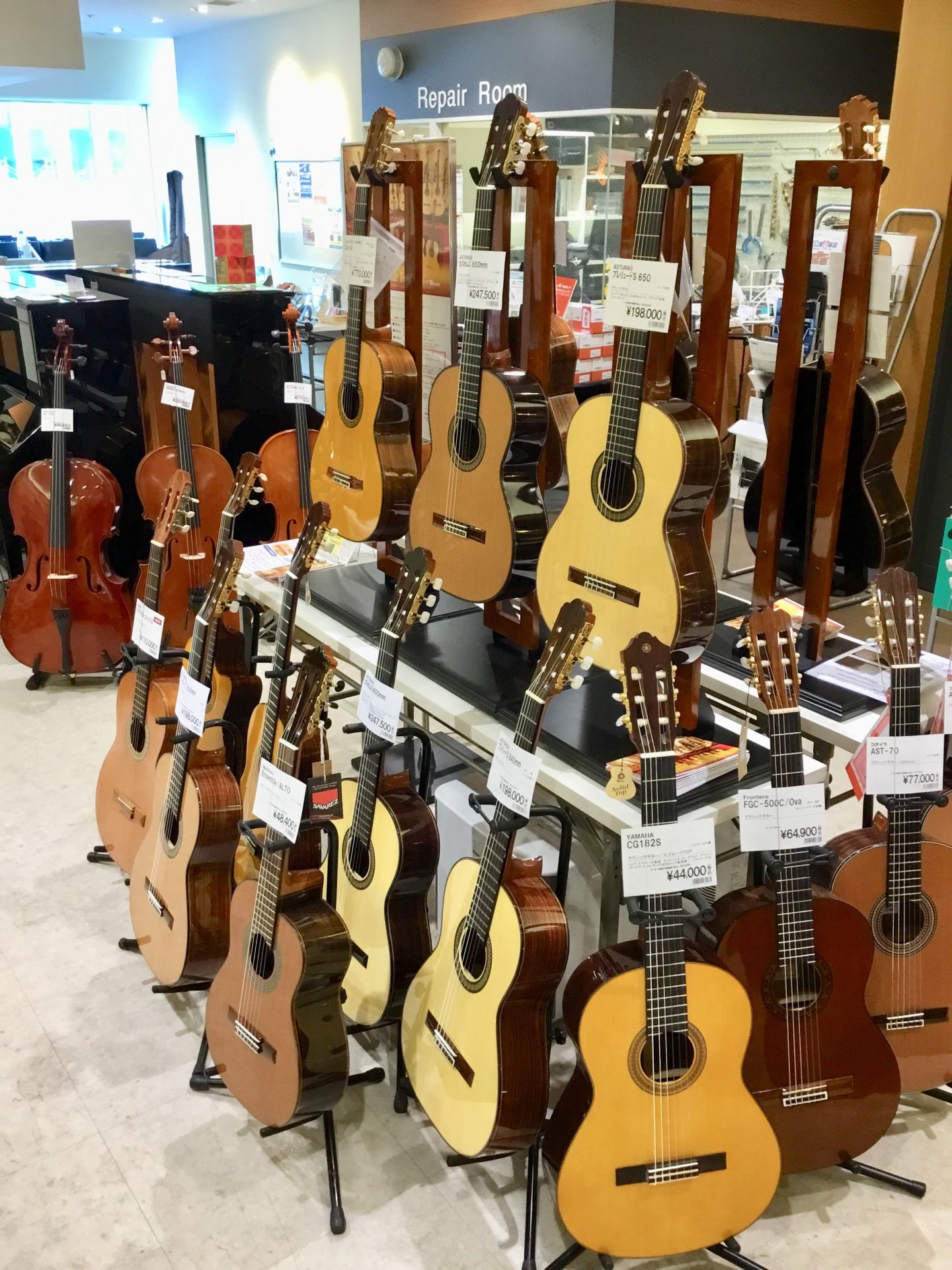 *札幌クラシック店　クラシックギター売場 **国内、国外の人気ブランドを展示中 これから始める方向けの低価格帯から、中価格帯、個人製作家の自信の1本まで、幅広くお試しいただけます。 また年に2回、本格的なクラシックギターの展示会を開くなど北海道内の島村楽器の中でも積極的に展開を続けています。 店頭に […]