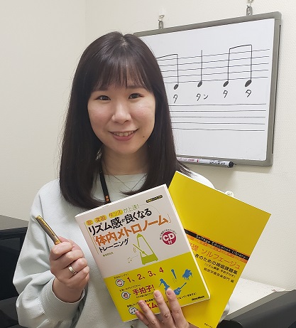 音楽の基礎を身に付ける、大人のためのソルフェージュレッスン。音楽大学を目指す方の受験対策はもちろん、趣味で音楽を続けている方にもおススメです。予約制の個人レッスンですので、ご自身のペースに合わせて、楽器のレッスンとの組み合わせでも通いやすいコースです。 *ソルフェージュサロン 概要 ***予約制でレ […]