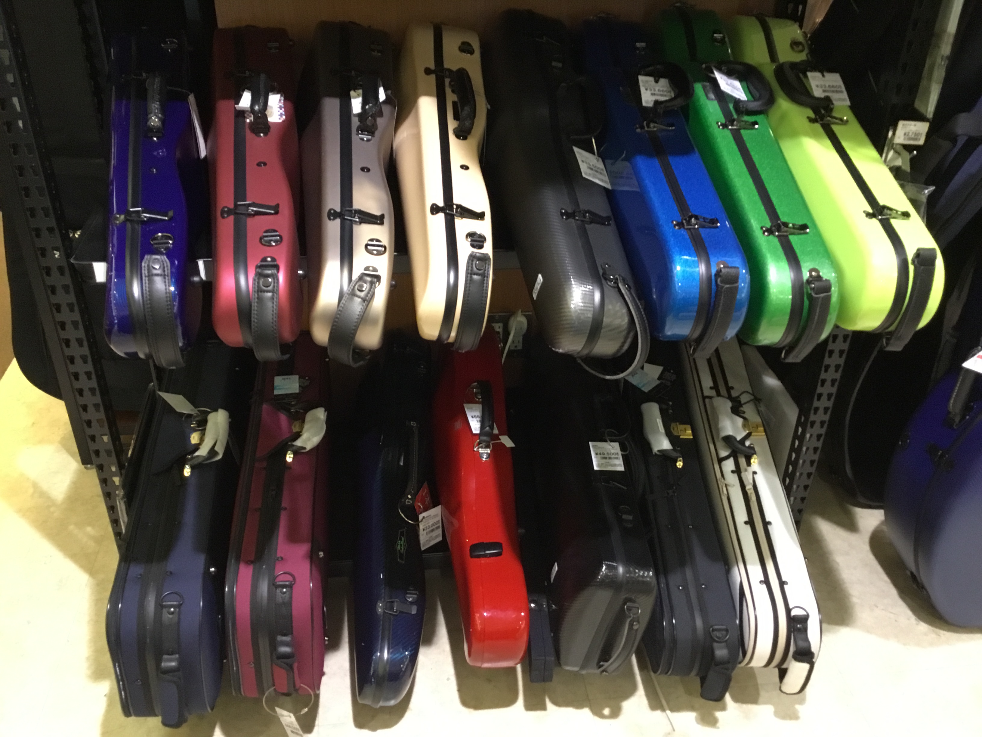札幌クラシック店のバイオリン・チェロケースを紹介いたします！ 弦楽器ケースはメーカーによって色や機能や重量など、様々な種類がございます。 お店にて実際にケースを手で持ってみたり、楽器を入れてお試しいただくことも出来ますので 是非ご来店くださいませ♪ 【カーボンマック】バイオリン・チェロケース現品限り […]