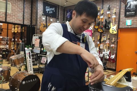 スタッフ写真 エレキギター・ベース・コンパクトエフェクター 担当 田中