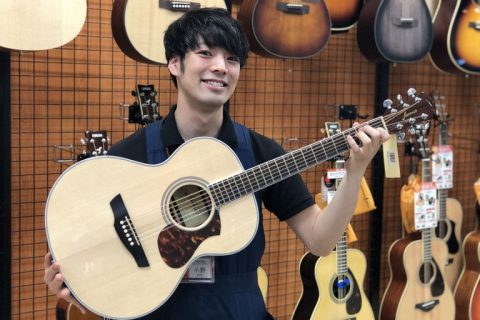 スタッフ写真 アコースティックギター・クラシックギター・ウクレレ・金管楽器・木管楽器担当 小野