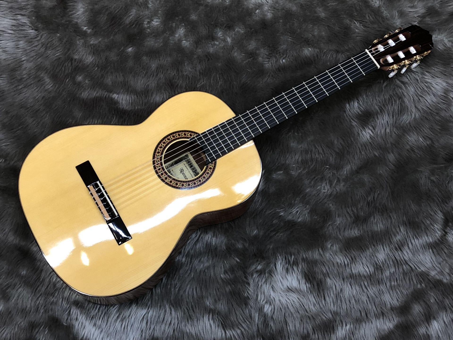 【新入荷情報】RAIMUNDO 128C 136S 【クラシックギター】