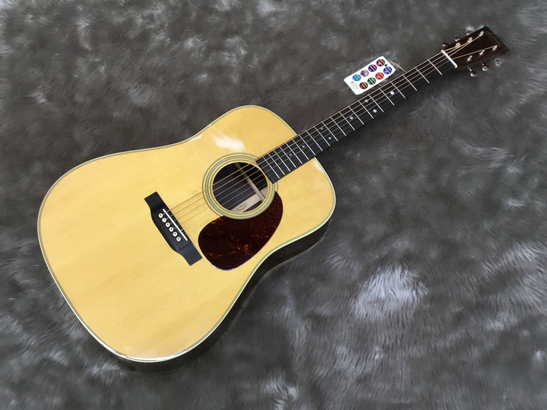 平岡店アコギ通信⑧　大定番のアコギを弾いて比べてみました！　Martin Gibson HISTORY