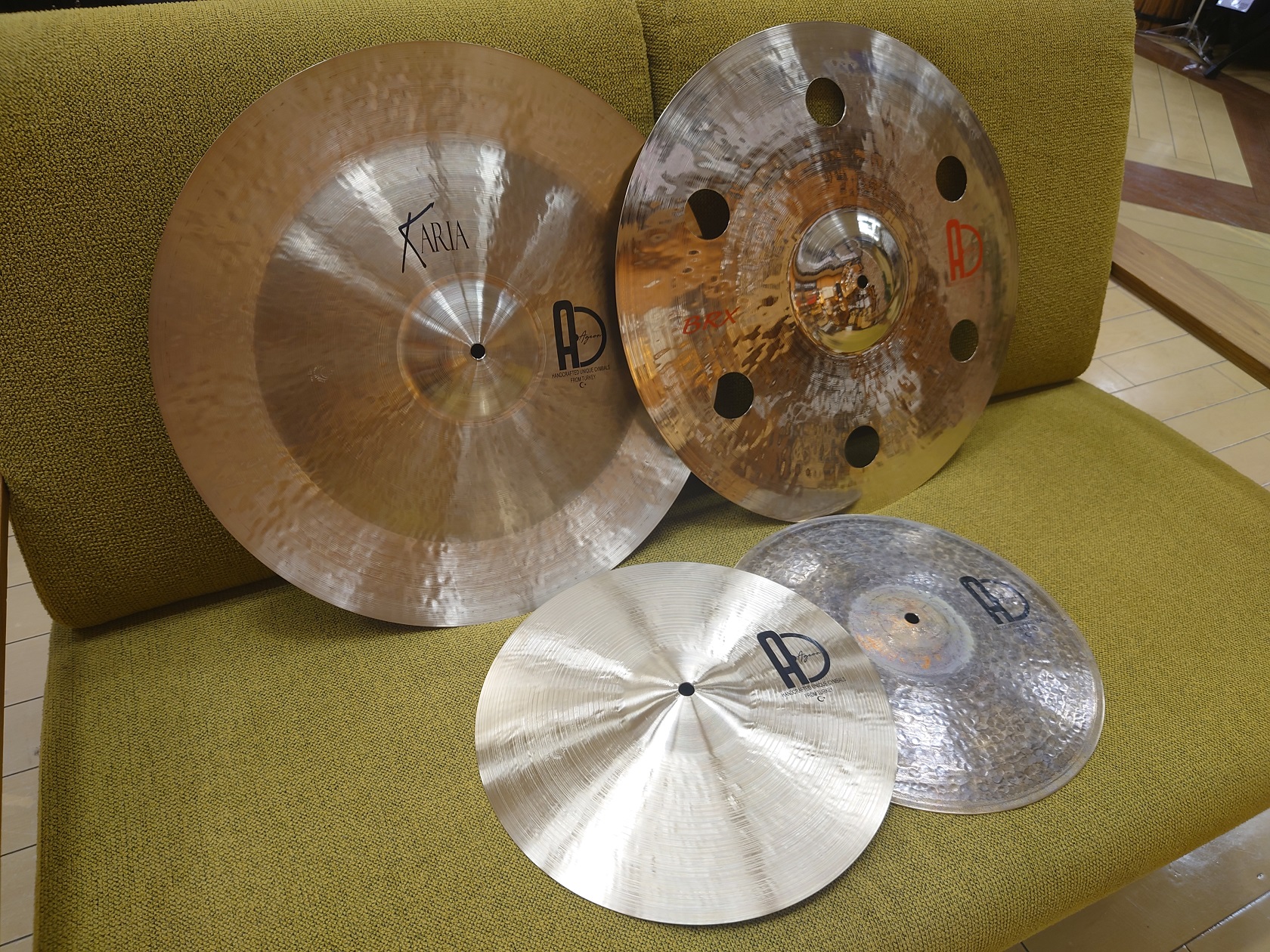 CONTENTS世界で唯一、ここだけでしか手に入らない「13” Special HI-HAT」をはじめ、チャイナ・穴あきシンバルが再入荷しました！AGEANシンバルについて今回入荷商品のご紹介その他店頭ラインナップについて担当者より世界で唯一、ここだけでしか手に入らない「13” Special HI […]