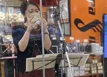 当店インストラクターによるオカリナの生演奏をお楽しみください♪ 写真：2021年11月店内にて開催「オカリナコンサート」 今回は、春を感じる選曲でポップスを中心に演奏します。演奏後はインストラクターによるオカリナ体験会もございます。ご興味がある方、ぜひお気軽にご参加ください！