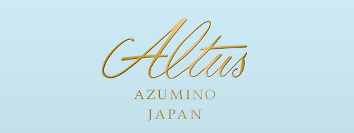 Altus（アルタス）<br />
1990年、アルタスフルートの創業者である田中修一氏が長野・安曇野にフルート工房を構えてから30年。アルタスフルートがこだわりを持っている歌口とスケールは、現代フルート界を代表するウィリアム・ベネット氏の協力を得て実現しました。ハンドメイドモデルはもちろん、スタンダードモデルのようなハンドメイド仕様のフルートであっても、音に重大な影響を与える部分や最終調整は、経験豊富な職人が手作業で担当しています。