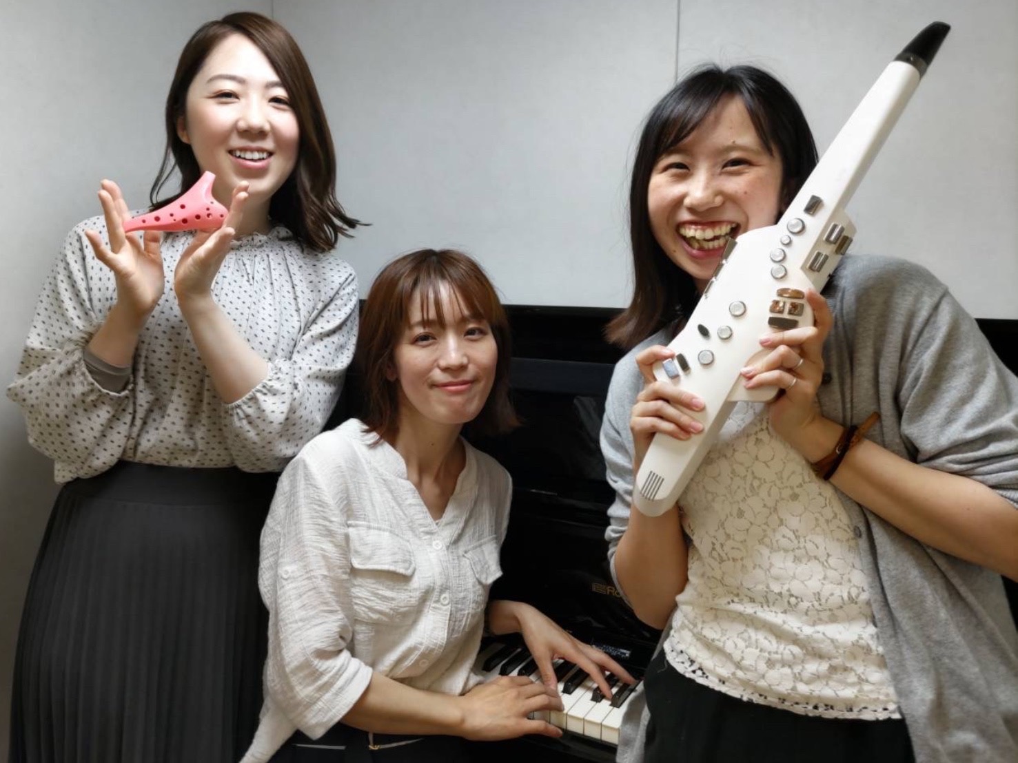 オカリナやピアノ、エアロフォンという電子楽器で 0歳から楽しめるテレビで馴染みのある曲をたくさん演奏いたします! 演奏は当店インストラクターとスタッフの室内がうたを歌います♪ ぜひご一緒に歌ったり踊ったりしてお楽しみください! CONTENTSコンサート詳細コンサート詳細 出演インストラクター