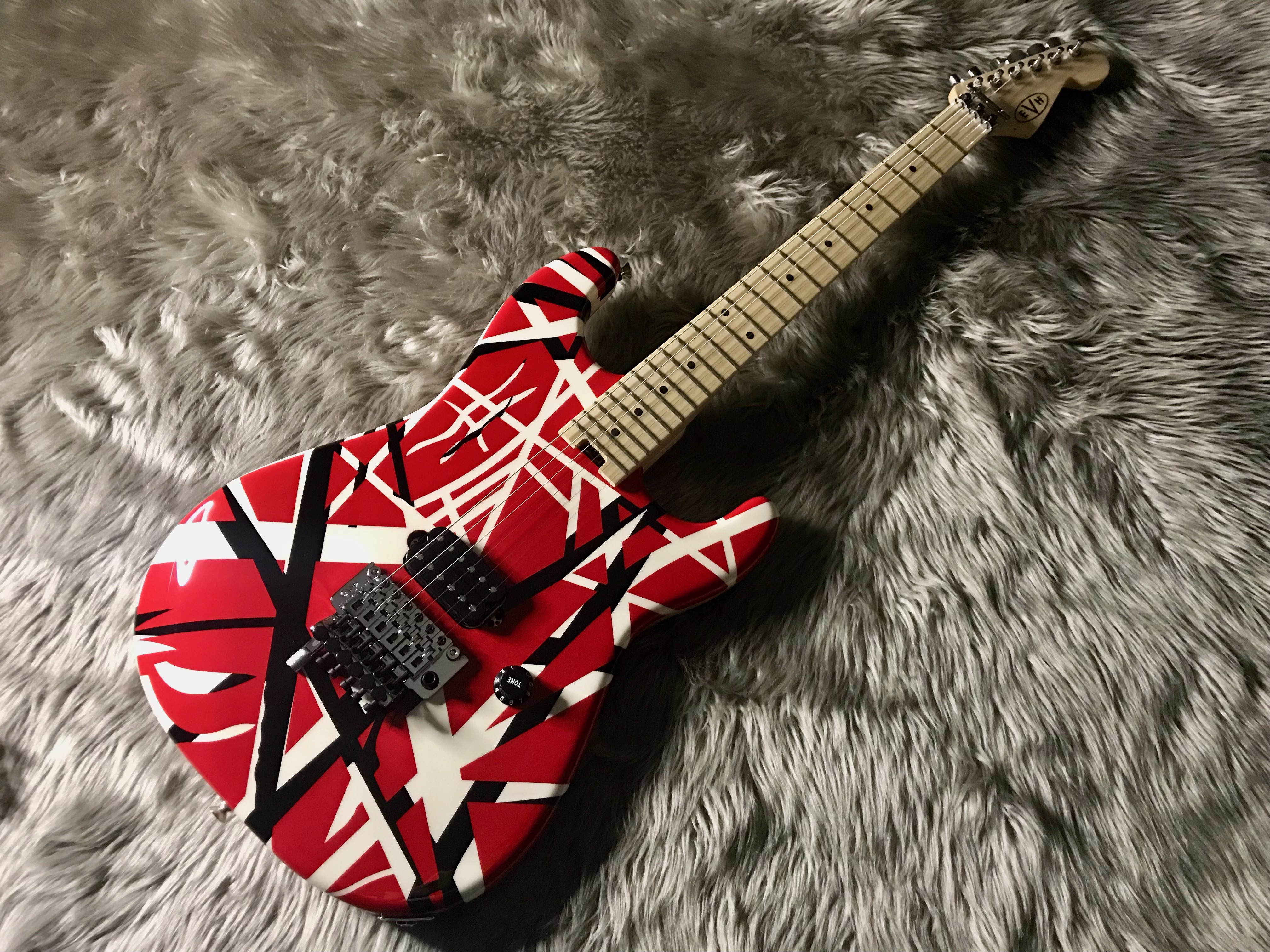 エレキギターEVH STRIPE SERIES R/B/W