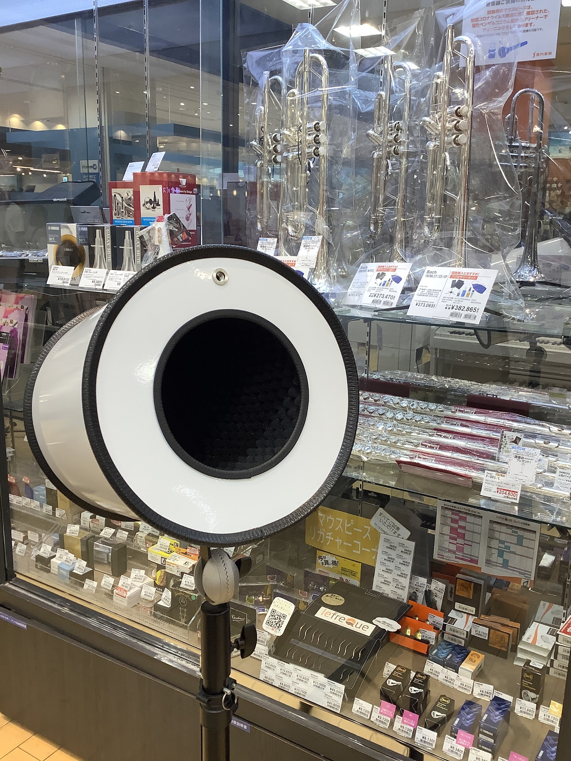 最近話題になっているトランペット用消音器「MUTE TUBE」が期間限定で札幌平岡店に展示中です！ 黒い穴の中にトランペットのベルを入れる事で音量を大幅に抑えることができます。ミュートチューブ無しで演奏するより約30db 音量を削減できます。ご自宅での練習に最適です！ お気軽にお試しいただけます。ご […]