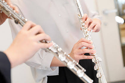 フルートを始めてみたい方へ！体験DAYのご案内です♪ ～インストラクター白川より～「今から楽器を始めても上達できるかな？」「フルートって音を出すのが難しいかな？」など、はじめる一歩がなかなか踏み出せなかった方はいませんか？この機会に、ぜひ30分無料の体験レッスンを受講してみましょう！