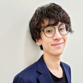 【講師インタビュー】川辺　竜也（かわべ　たつや）　　ヴォーカル科・ギター弾き語り科・ピアノ弾き語り科　担当曜日：月・火・水・木曜日