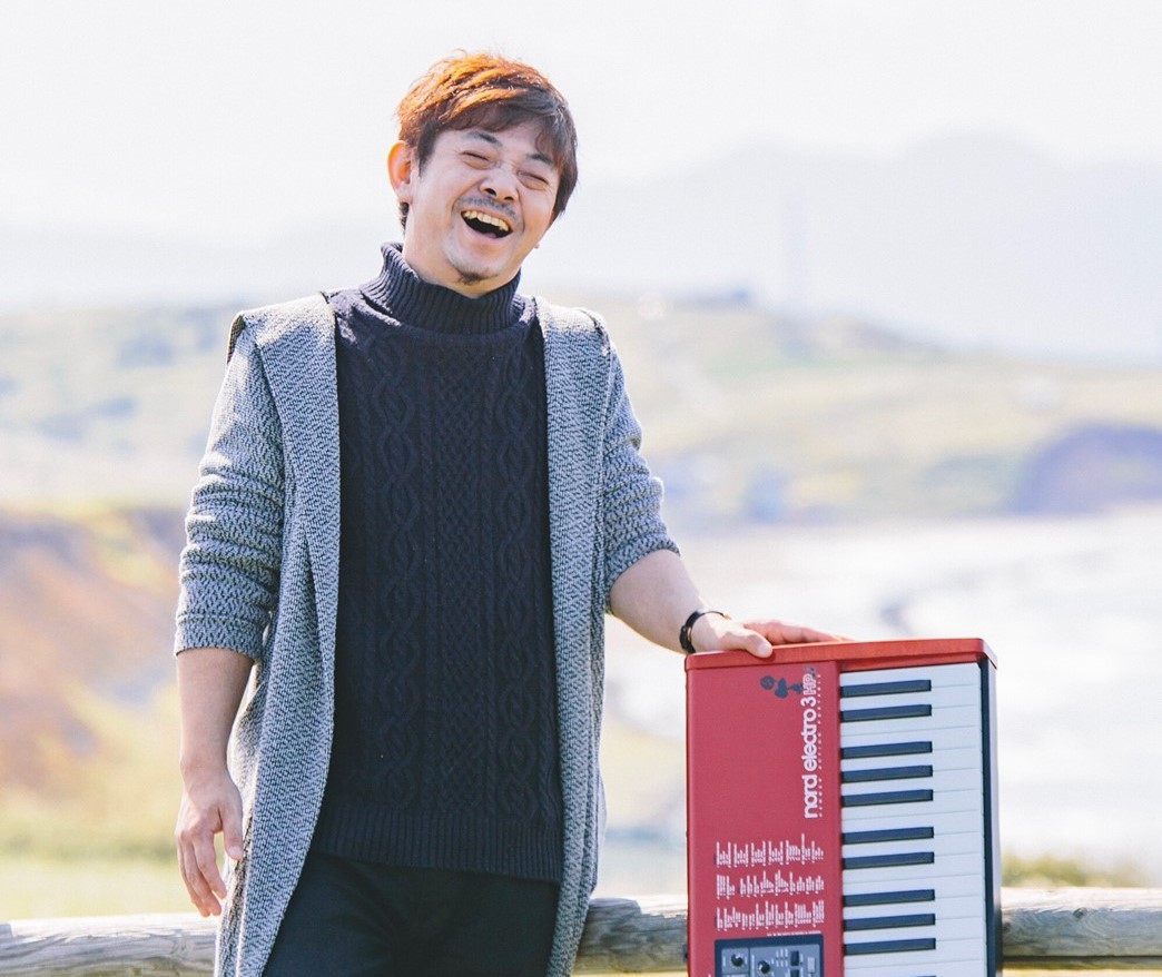 CONTENTS講師へインタビュー講師からメッセージコース概要体験レッスンお申込み・お問い合わせ講師へインタビュー Q.指導コースを教えてくださいポピュラーピアノコース、シンセキーボードコースです。 Q.得意とする演奏ジャンルや好きな音楽を教えてください得意なのはヴォーカルとピアノ1本でのDuo、フ [&hellip;]