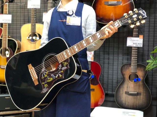 *Gibson Hummingbird Ebony]] 入荷しました！ **担当者より エボニーカラーのハミングバードが入荷しました！]]ボディカラーが変わるとギターのイメージがガラッと変わりますね！]]とにかくかっこいい1本です。 |*ブランド|*品番|*カラー|*定価]]（税込）|*販売価格]] […]