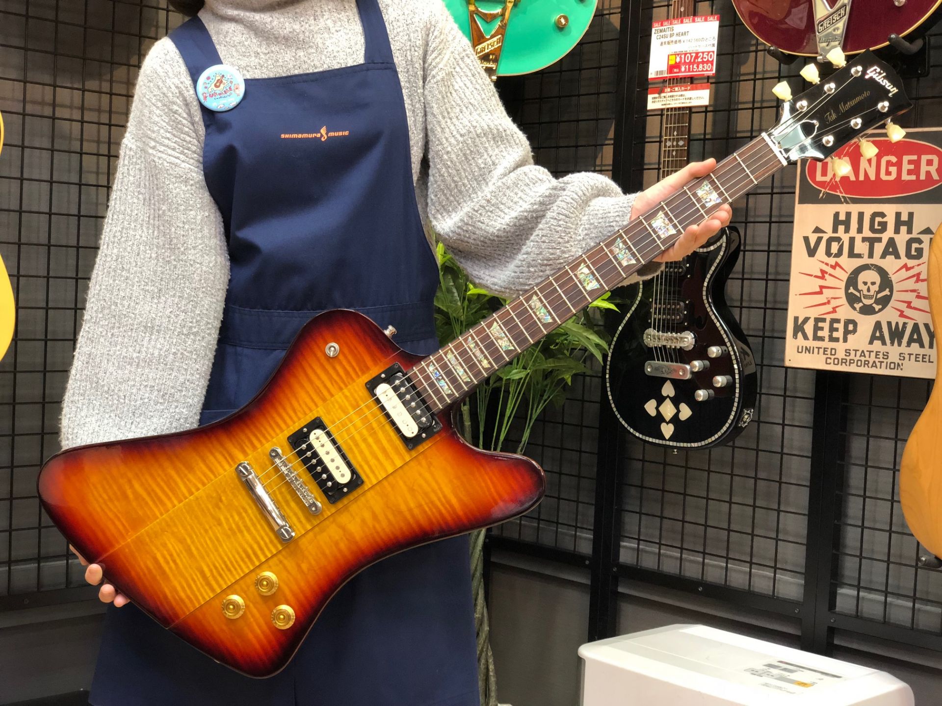 **担当者より 松本孝弘（B'z）のシグネチャー・モデル、TAK MATSUMOTO FIREBIRD が入荷しました！ヘッドはレスポールタイプでインレイにはアバロンを使用。存在感の大きなギターです。杢目も美しく、松本さんファンならずとも弾いていただきたいギターが1本限りの大特価です。 |*ブランド […]