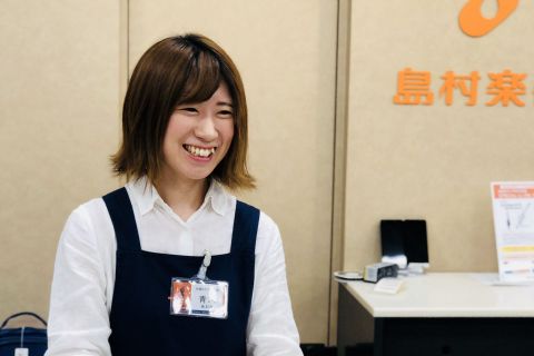 スタッフ写真 ギター小物 / 弦 担当 青木