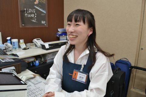 スタッフ写真 レジ 担当 河村