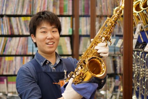 スタッフ写真 管楽器 担当 清水