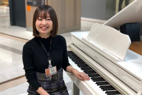 スタッフ写真 ピアノ・保育士ピアノ・ソルフェージュインストラクター 岡崎