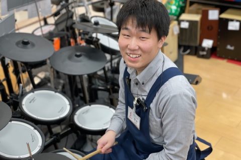 スタッフ写真 キーボード / ドラム / ドラムアドバイザー 担当 清水