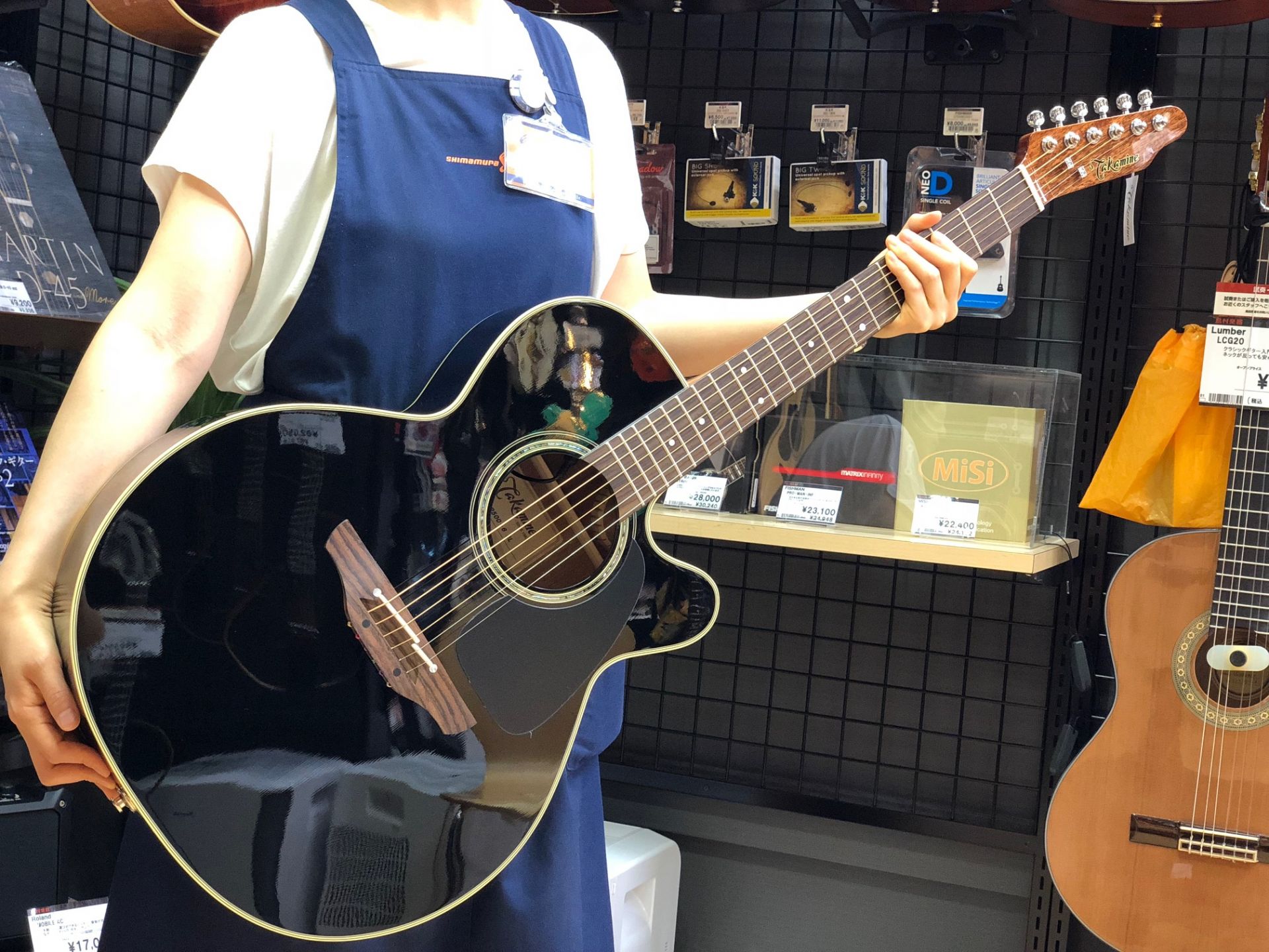 **担当者より Takamine より久々となる「6連ペグ」仕様のギターが入荷しました！今回は限定200本になります。真空管プリアンプには「CPT-3」を採用。パワフルなサウンドを実現しています。カラーももちろん「ブラック」。本数に限りがありますので、ぜひお早めに。 |*ブランド|*品番|*カラー| […]