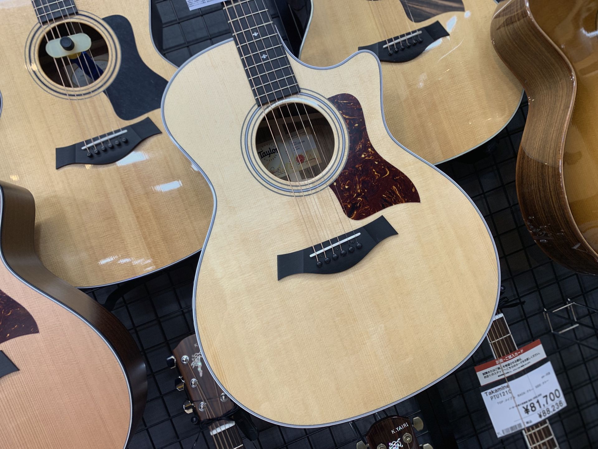 こんにちは！]]アコースティックギター担当のふじやんこと谷藤です！ *待望の再入荷Taylor 214ce DLK のブラック 9/10更新 前回即、売れてしまった214が待望の入荷です。増税前に是非ゲットして下さい！ |*ブランド|*型名|*定価(税込)|*販売価格(税込)| |Taylor|21 […]