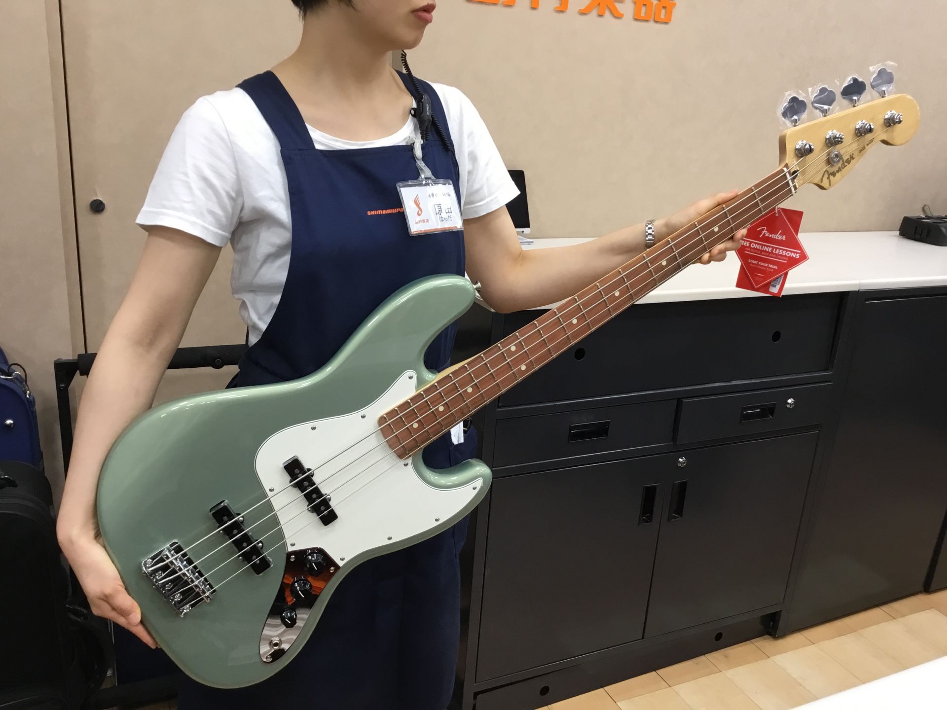 *Fender PLAYER JAZZ BASS PF SGM入荷いたしました！ **絶妙なカラーリング まわりは黒や赤、水色など定番のベースを使っているから、少し違ったものを!というベーシスト必見です！ ステージでは観客の目を釘付けにできるかもしれません！ 実際に持ってみるとこんなイメージです。  […]