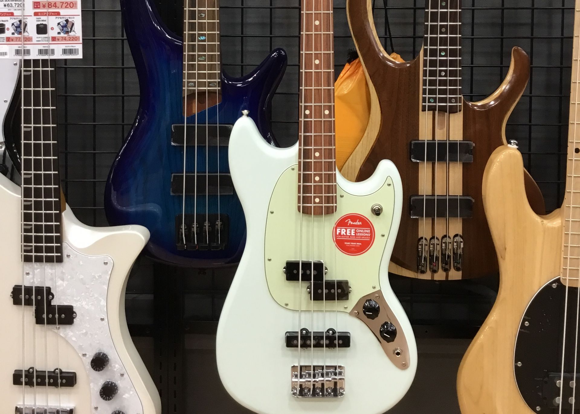 *Fender MUSTANG BASS PJ PF入荷いたしました！ **可愛らしいルックスと実用性を兼ね備えています！ 1966年の発表以来、様々なベーシストに愛されてきたムスタングベース。本モデルは現代のベーシストの要求に応える為、伝統的なスタイルは残しつつ現代のロックシーンに通用する演奏性と […]