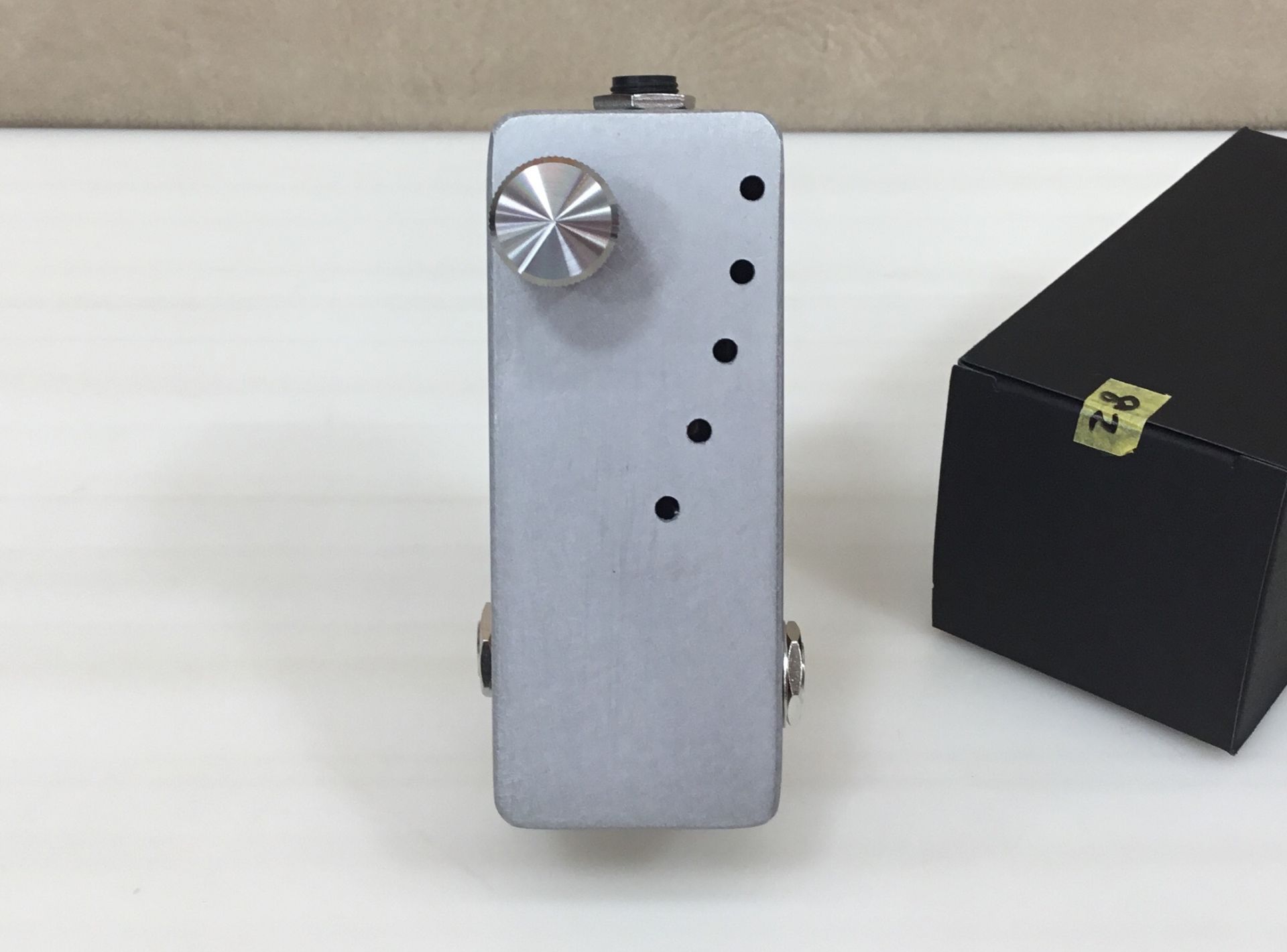 *Lee Custom Amplefier 12AU7BB入荷しました！ [!!本商品販売になりました。ただいま予約受付中です。!!] EPブースターよりも小さいミニサイズ筐体（HAMMOND1590Aサイズ)に本物の真空管を搭載し、DC9Vで駆動する世界最小のバッファー・ブースターになります！]] […]