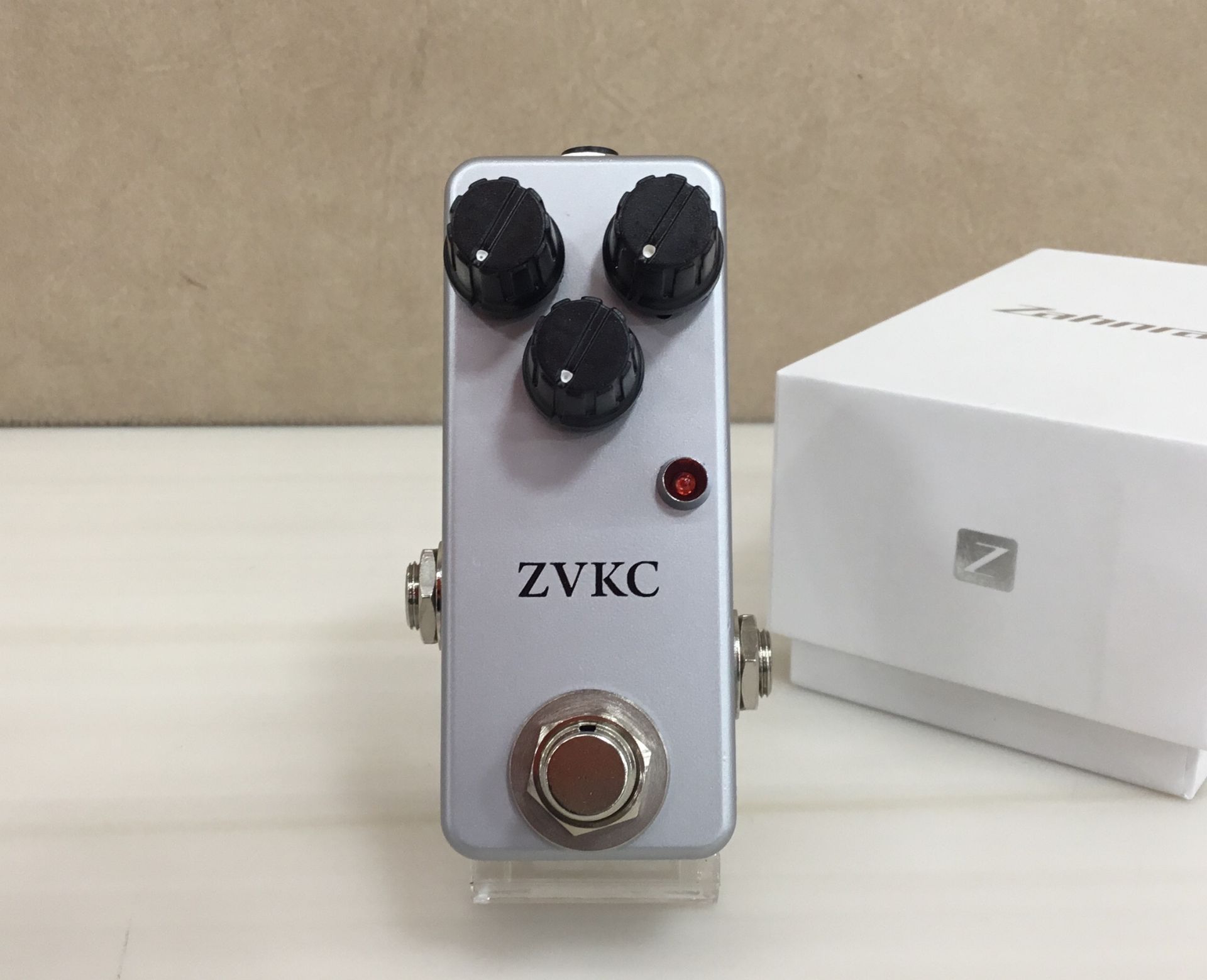 *Zahnrad by nature sound ZVKC入荷しました！ Klone Centaurの初期シリアルのサウンドを再現した『nature sound VKC』]]そのサウンドを継承しつつなんとミニサイズで新たに作り上げたペダルです！ 極上のクランチ/ブースターをお探しの方に大推薦の1台で […]