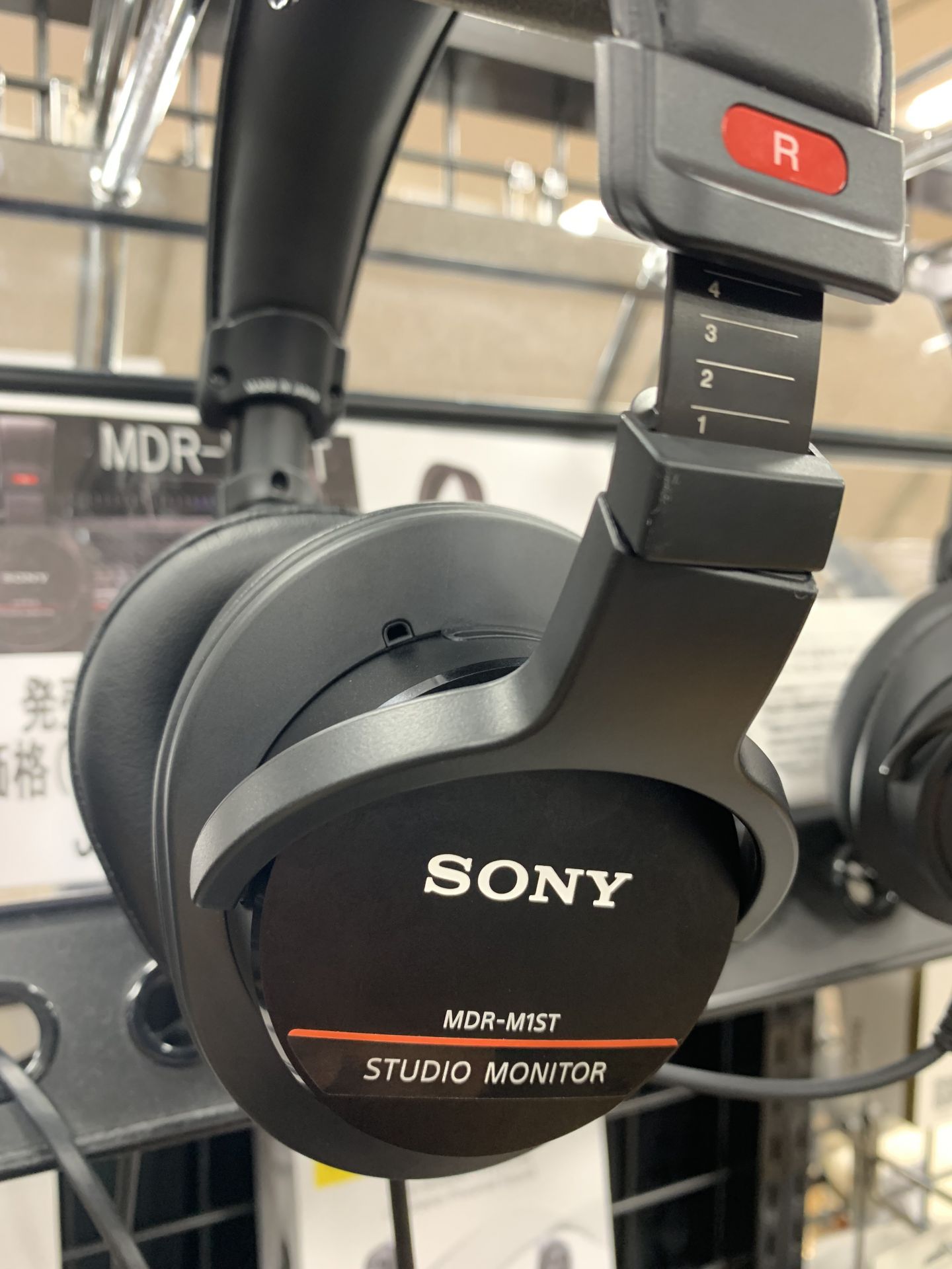 *定番の900STの現代版！！ SONYの新製品MDR-M1STが当店にも入荷しました！ 店頭では実際にお試しいただけます。 ぜひお気軽にご来店ください！ |*ブランド|*型名|*定価(税抜)|*販売価格(税抜)| |SONY|MDR-M1ST|￥31,500|[!￥31,500!]| -ご来店いた […]