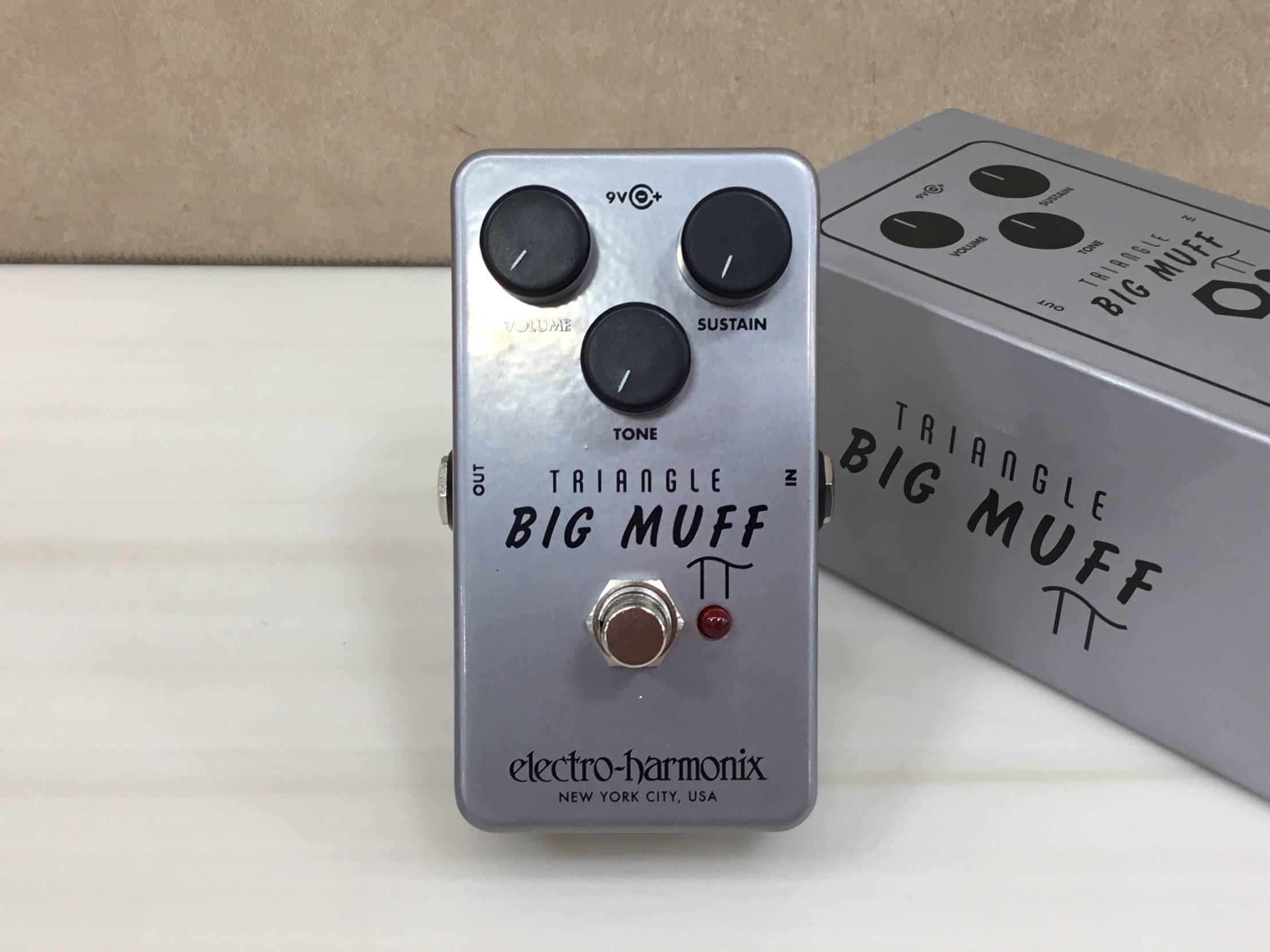 *electoro-harmonix Triangle Big Muffが入荷しました！ 1969年製のV1と呼ばれるオリジナル Big Muff Pi の忠実なリイシューになります。]]ペダルボードに導入しやすいサイズのダイキャストシャーシでありながら、クリーミーでヴァイオリンの様なサスティーンを […]