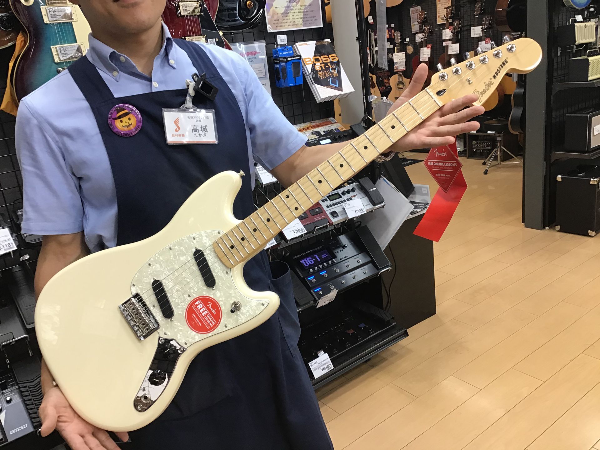 *Fender MUSTANG MN OWT入荷致しました！ リニューアルされてパフォーマンス重視の特徴が加わった新しいMustang は、一晩中でも弾いていられるほど非常に快適なショートスケール形状に近代的なエレクトロニクスを備えたクラシックなスタイルを誇ります。 そして何より可愛らしいルックス！ […]