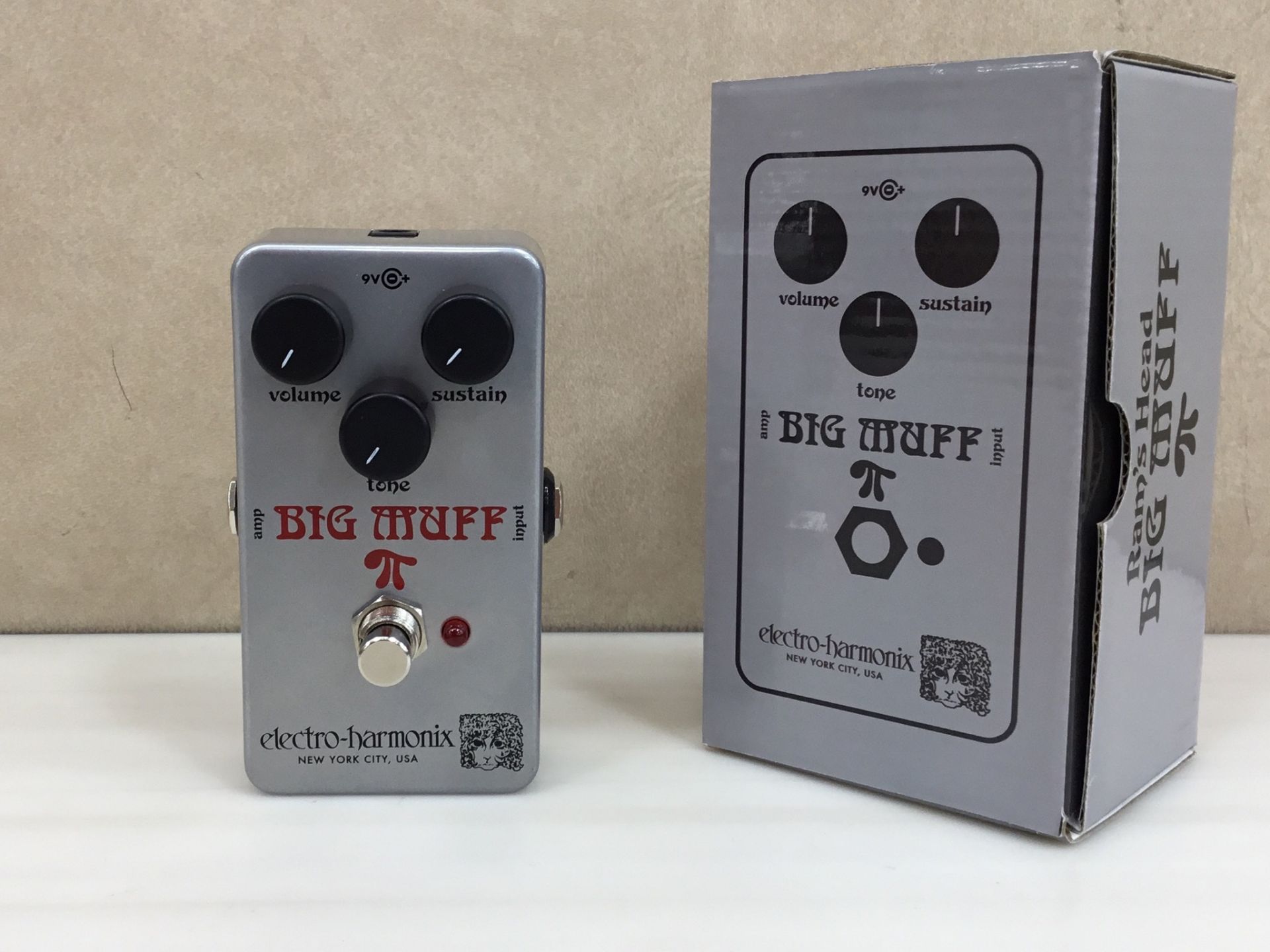 *electoro-harmonix Ram’s Head Big Muff Piが入荷しました！ 1973年製の紫ペイントのラムズヘッド期のBigMuffを再現した1台！]]サウンドの明瞭な分離感と並外れたサスティンを実現した人気の機種です。]]現行機種と比べ、ヴォリュームの設定がグンと大きいのも […]