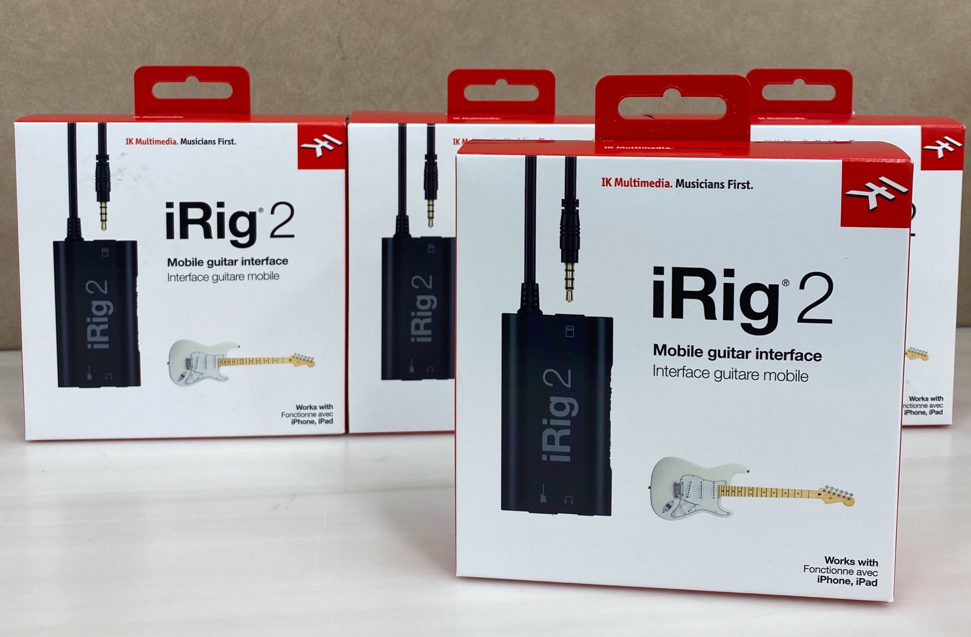 *iOS用インターフェース、iRig2到着です！ **簡易的な録音や自宅練習のお供に IK Multimediaが2010年に販売開始したiRigは、ギター、ベースをモバイル機器に接続して、ギター、ベース用のエフェクト・アンプ・モデリング・アプリAmpliTubeを通した演奏や、GarageBand […]