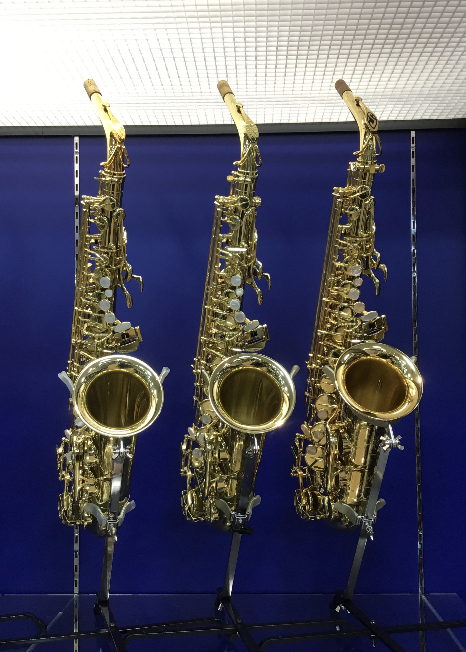 *サックスのブランドといえば… H.Selmer(セルマー)！！ フランスの世界的なサックスブランドです。 サックス奏者の方はもちろん、管楽器奏者の皆様も耳にした事があるのではないでしょうか？ そんなセルマーサックスを当店でも展示しております！ **Axos 充実の機能を備えたセルマー・パリ社のアル […]