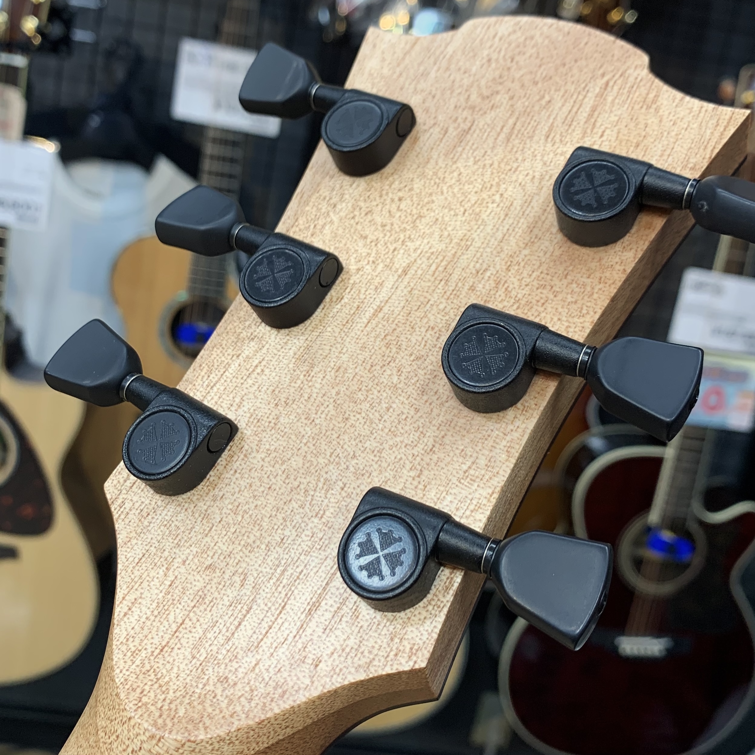 フランスのお洒落なアコースティックギターブランド『LAG Guitars 
