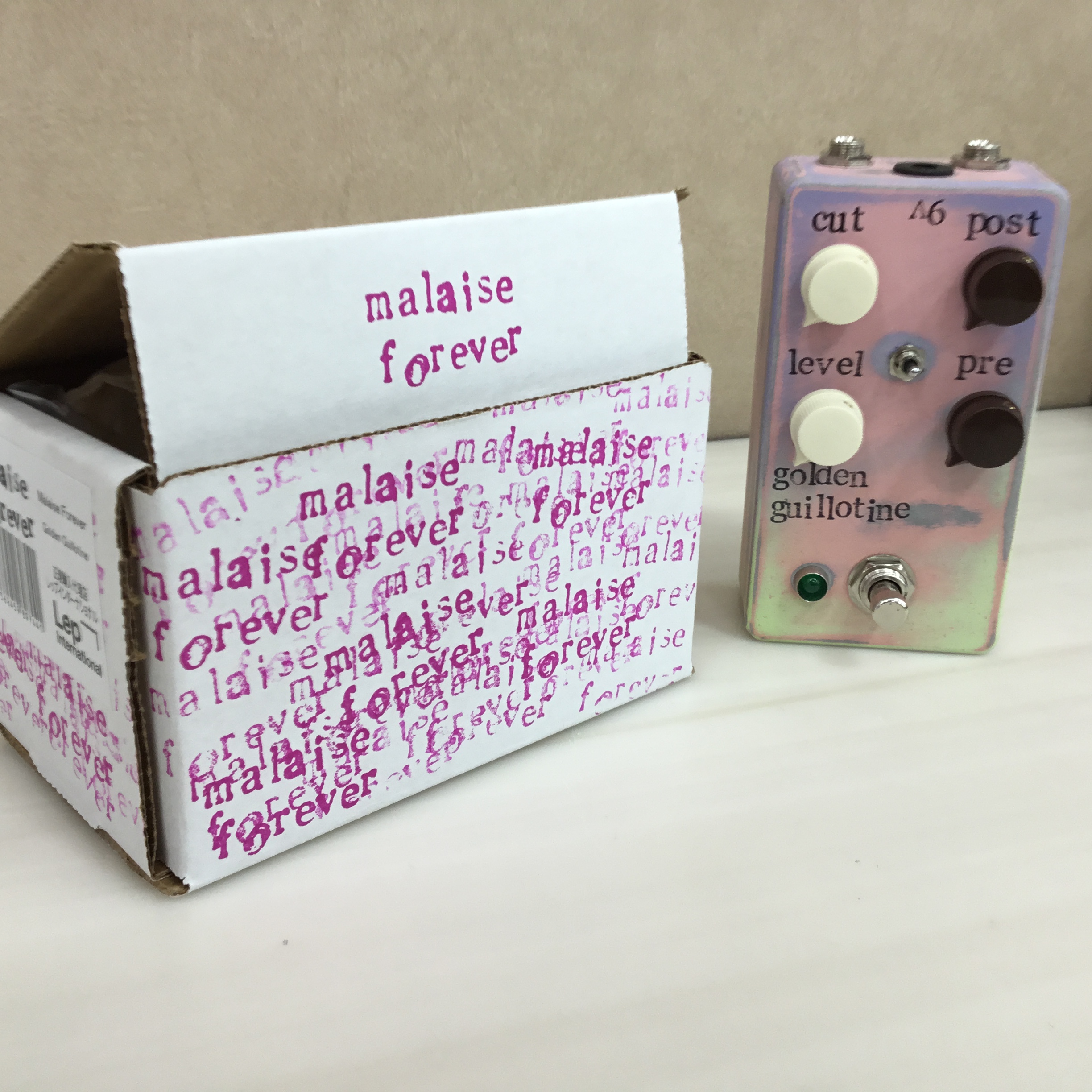 こんにちは、エフェクター担当の二宮です！]]新入荷のエフェクターを紹介します！ *Malaise Forever 「Golden Guillotine」 まず目につくのはこのルックス！すべてのペダルが1つごとにペイントされており、同じルックスの個体は存在しません。]]オンリーワンな1台ですのでコレク […]