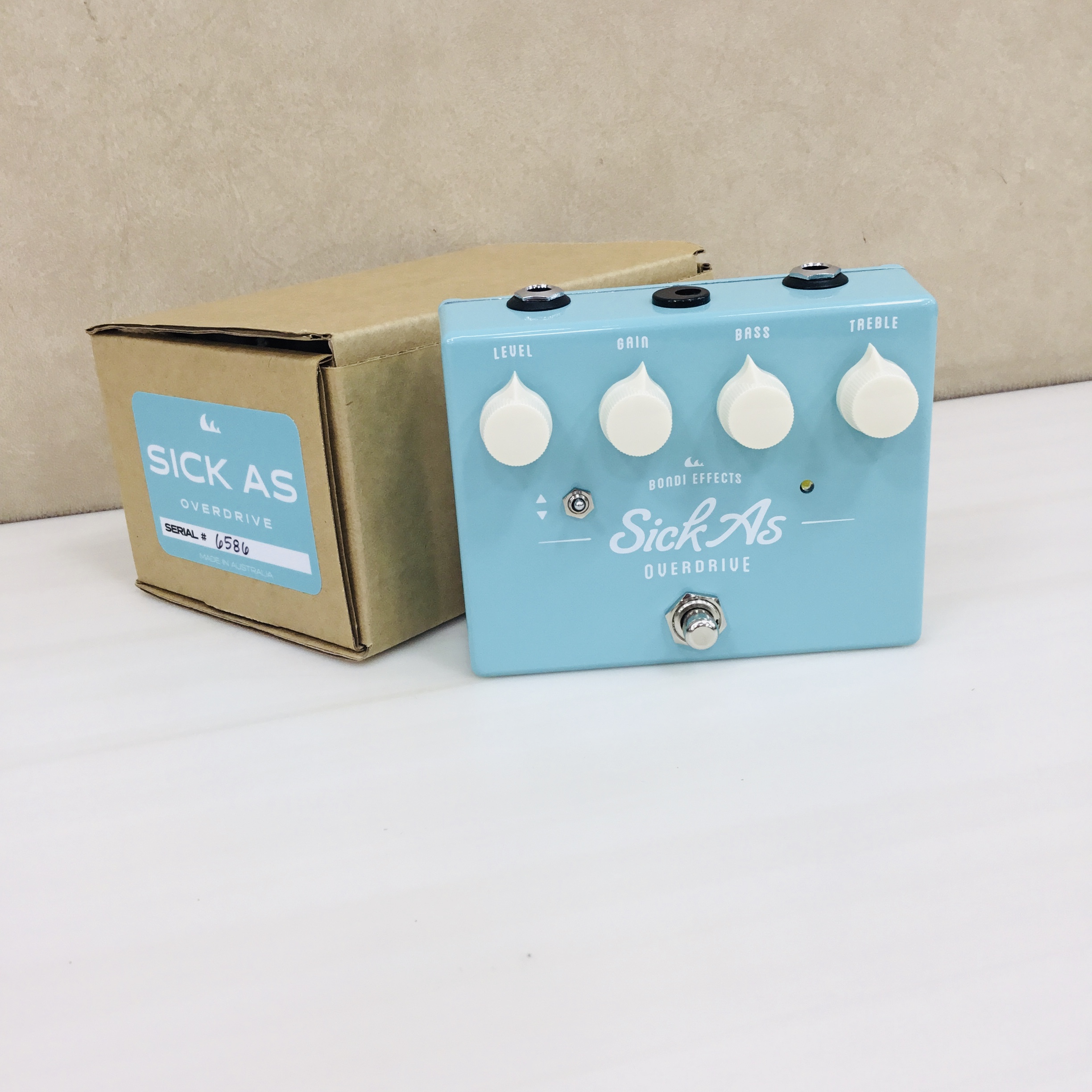 こんにちは、エフェクター担当の二宮です！]]新入荷のエフェクターを紹介します！ *BONDI EFFECTS「Sick As Overdrive」 水色でクリーム色のノブがゆめかわいいキュートなデザイン♪]]ルックスだけでもボードに組み込みたくなりますねっ！ *コントロール部 オーソドックスなコント […]